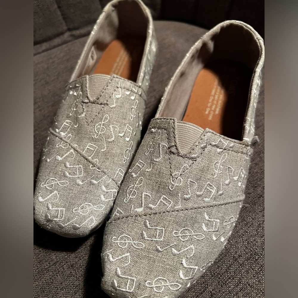 Tom’s Size 6 1/2, Whimsical Musical Notes. Excellent Condition- Like New!